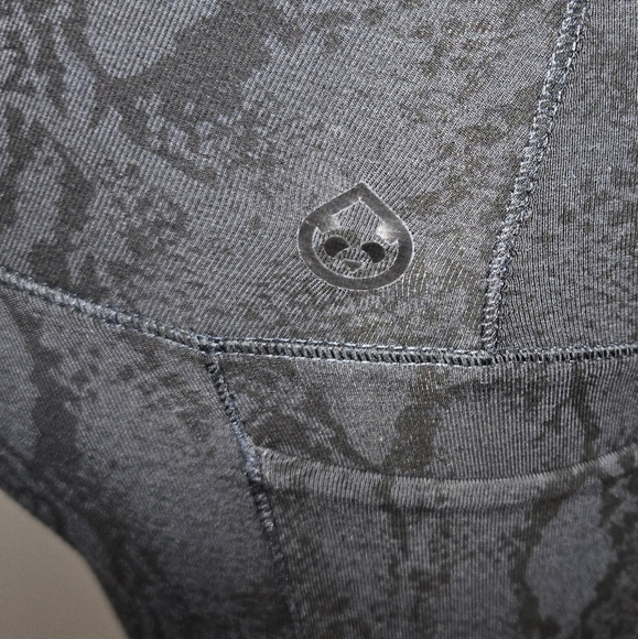 NWT tasc Performance ALLways 7/8 Pocket Leggings Black Snake Size Small - Picture 6 of 8